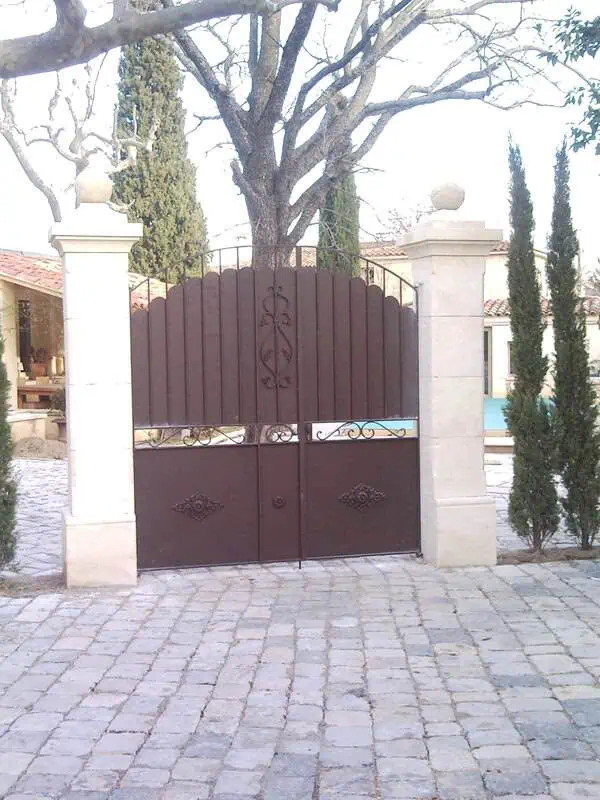 Portail-patine-rouille-Senas-Salon-de-Provence-Aix-en-Provence-Istres-Mallemort-Lamanon-Avignon Ferronnier Portail Fer Forgé Assemblage Piliers en Pierre de Taille Sénas Salon-de-Provence Aix-en-Provence Istres Mallemort Lamanon Avignon Istres Cavaillon Saint-Rémy-de-Provence